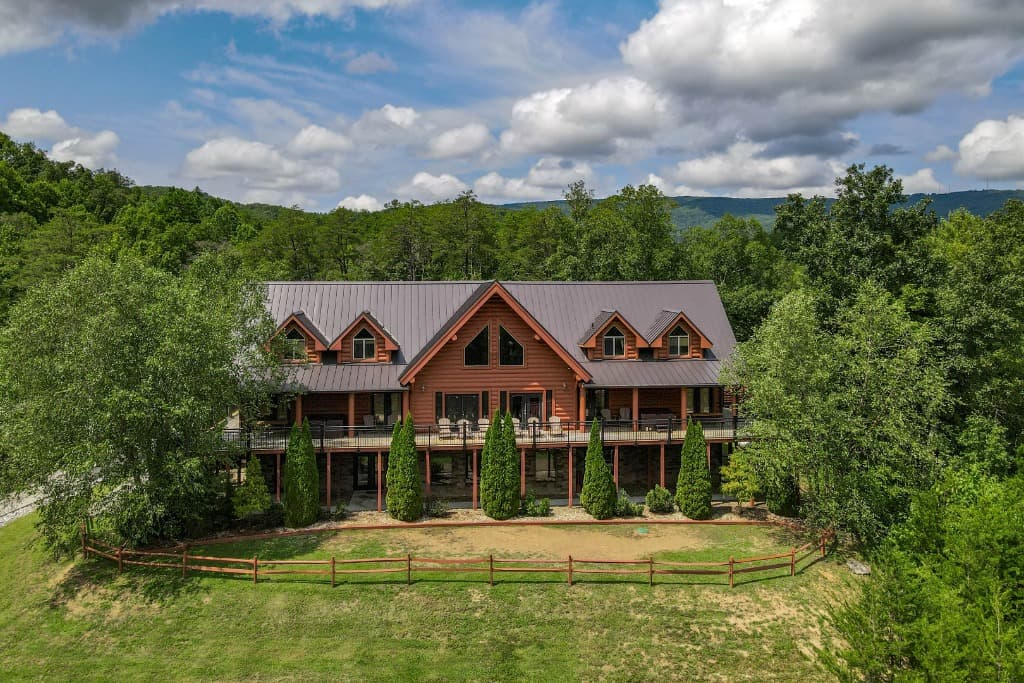 Spacious log cabin exterior with large deck near Smoky Mountains at Moose Hollow Lodge in Sevierville near Dollywood